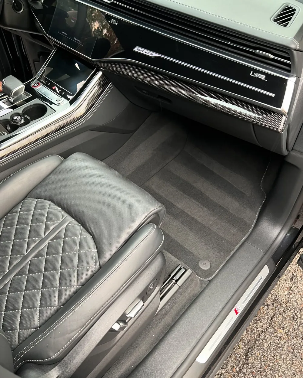 Alfombra del piso del auto recién aspirada y limpia: limpieza profunda de autos