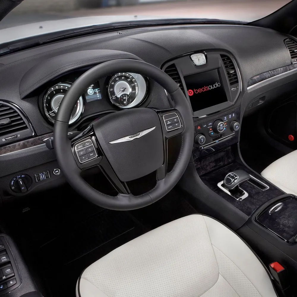 Interior limpio con asientos claros y volante sin huellas