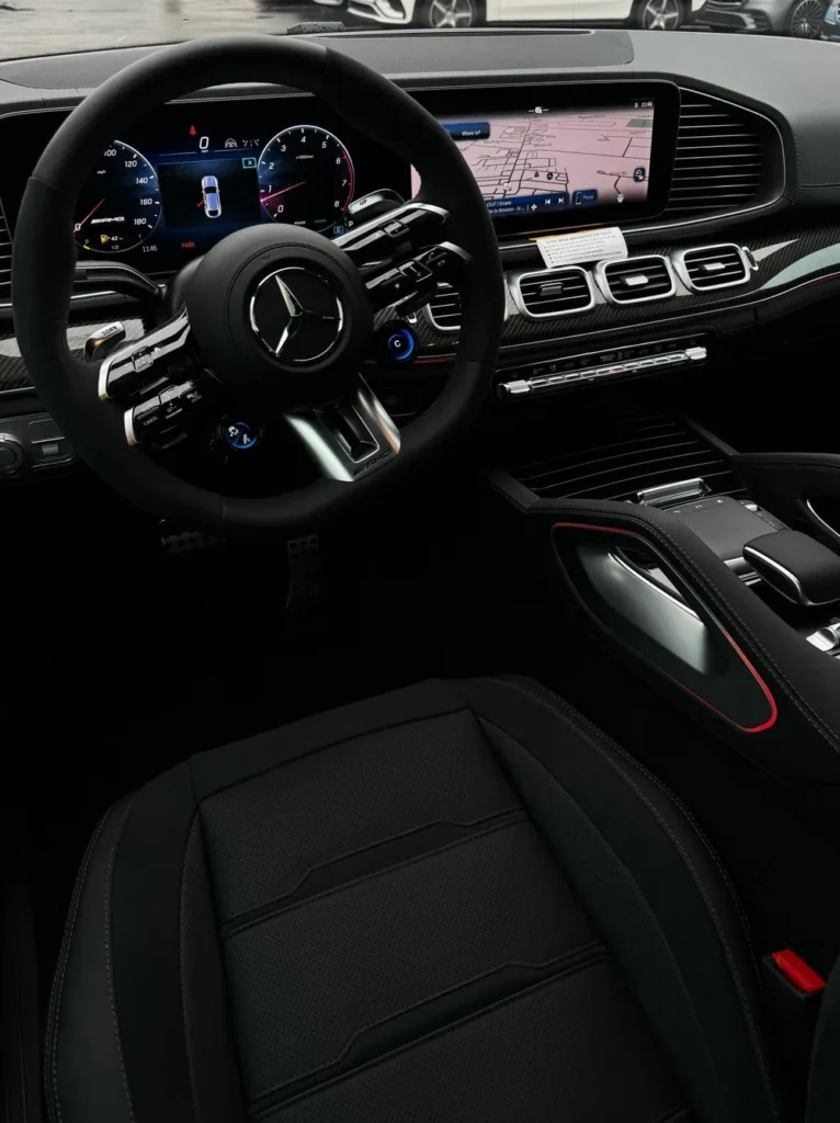 Tablero, volante y pantalla de un interior negro limpio