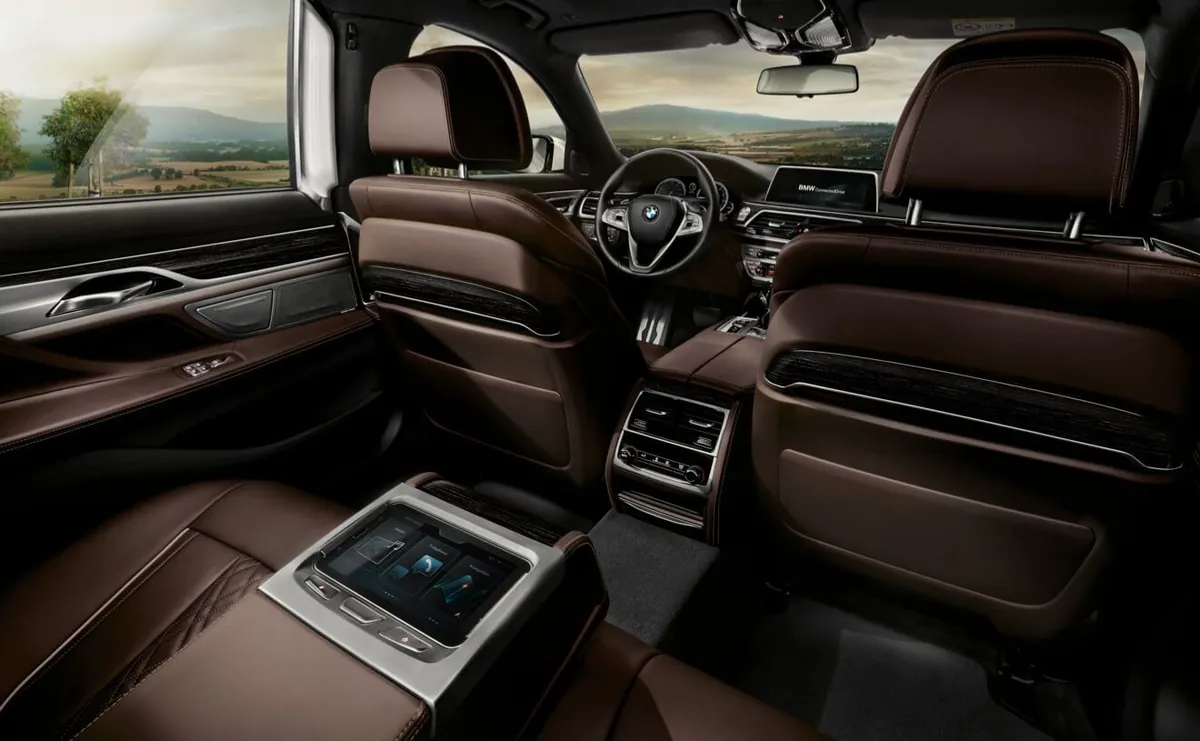Asientos de piel café y detalles oscuros en un interior bien cuidado: cómo limpiar el techo interior de un auto