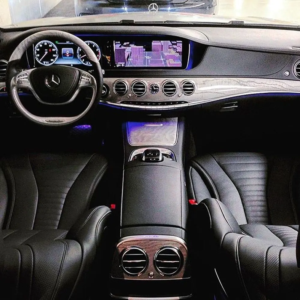 Interior de auto con asientos de piel negra y consola central impecables