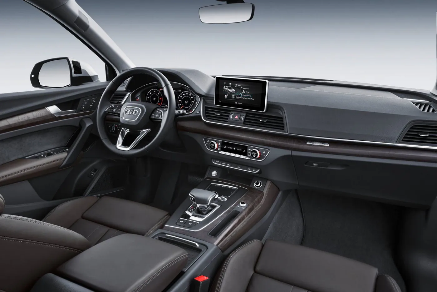 Tablero y consola central de un auto, limpios y sin polvo: limpieza de interiores de autos