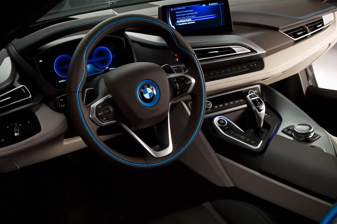 Volante y consola en tonos oscuros, limpios y sin huellas: lavado de interiores de autos en Cuauhtémoc