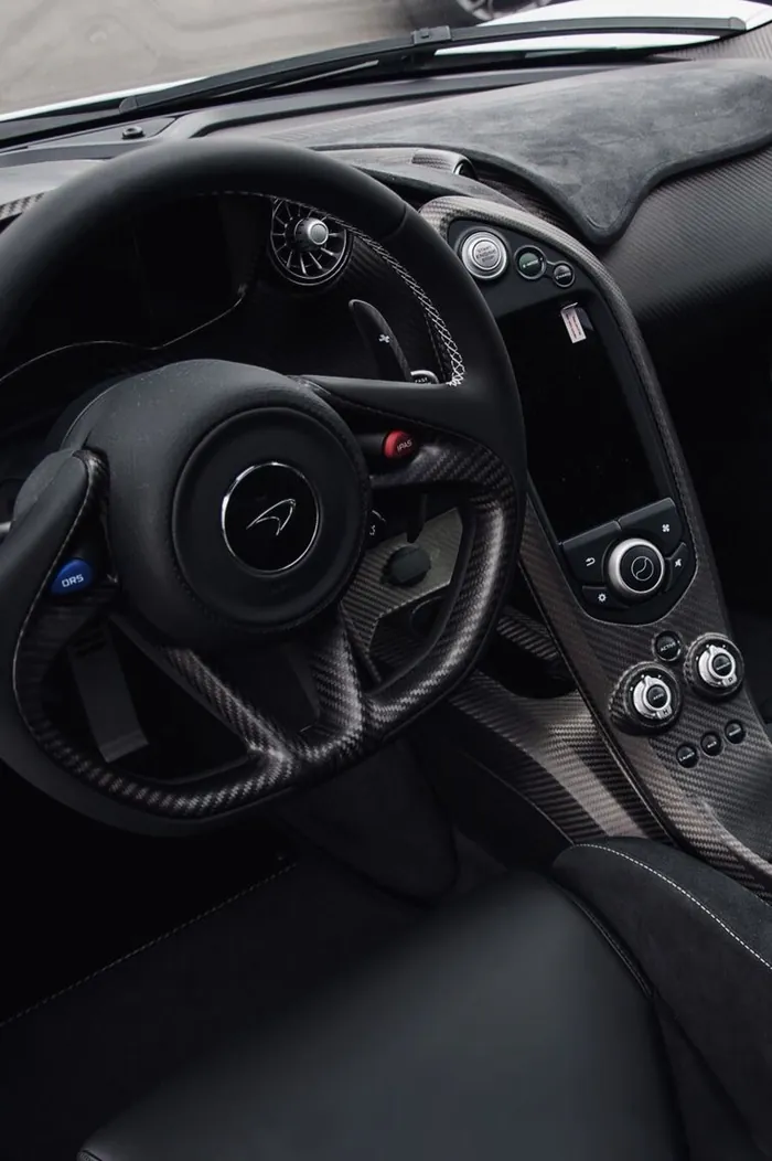 Volante y tablero con acabados oscuros, limpios: cómo limpiar los plásticos interiores del auto